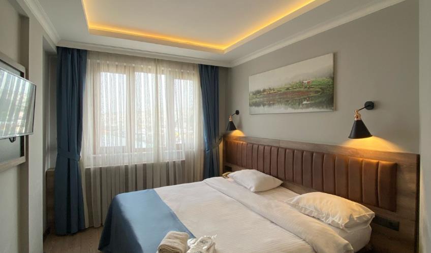 En fazla 2 yetişkin + 1 bebek (0-2 yaş).