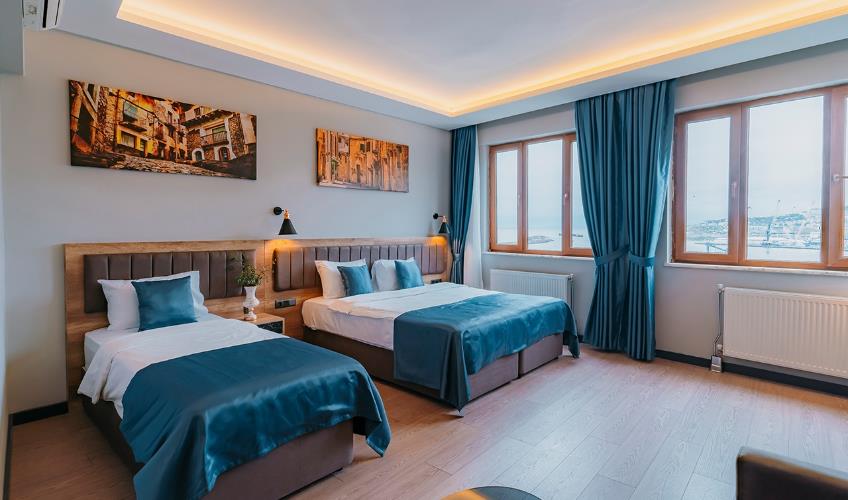 En fazla 3 yetişkin + 1 bebek (0-2 yaş).