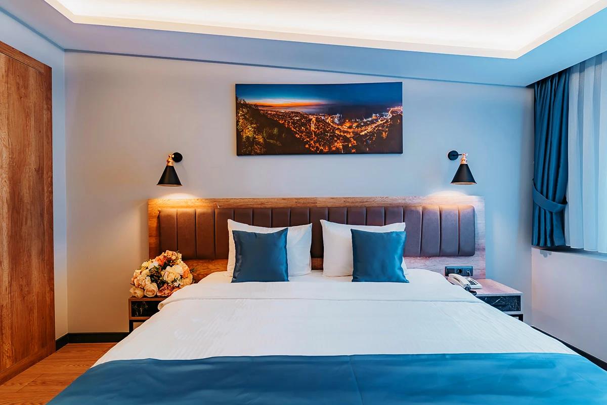 En fazla 2 yetişkin + 1 bebek (0-2 yaş).