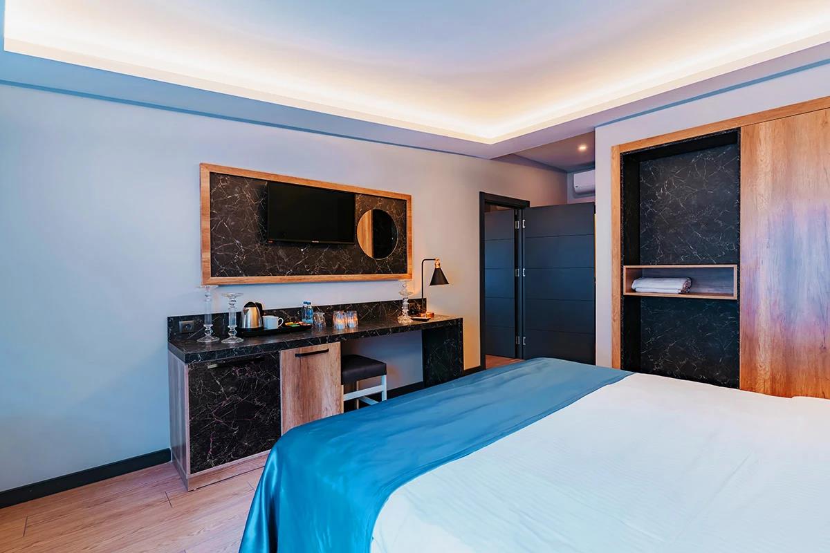 En fazla 2 yetişkin + 1 bebek (0-2 yaş).