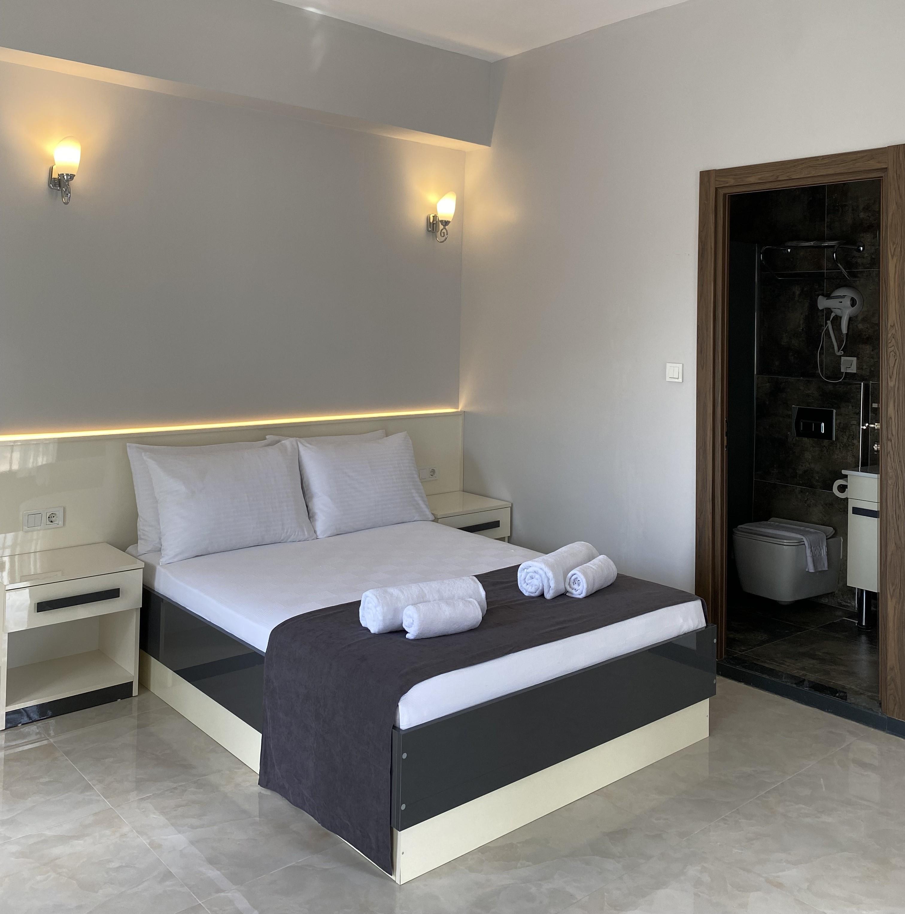 En az 2 yetişkin, En fazla 2 yetişkin + 1 bebek (0-2 yaş).