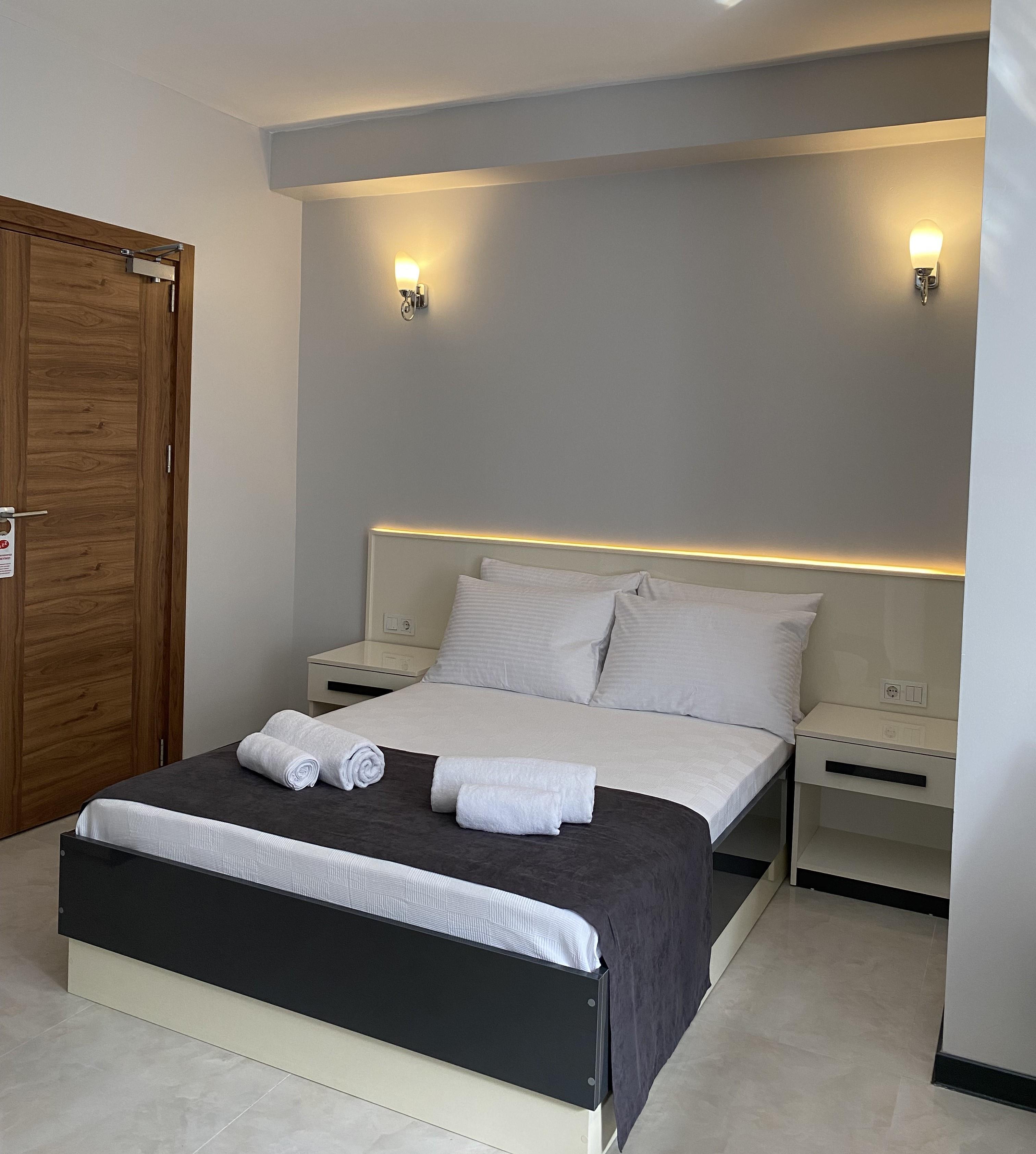 En fazla 3 yetişkin + 1 bebek (0-2 yaş).