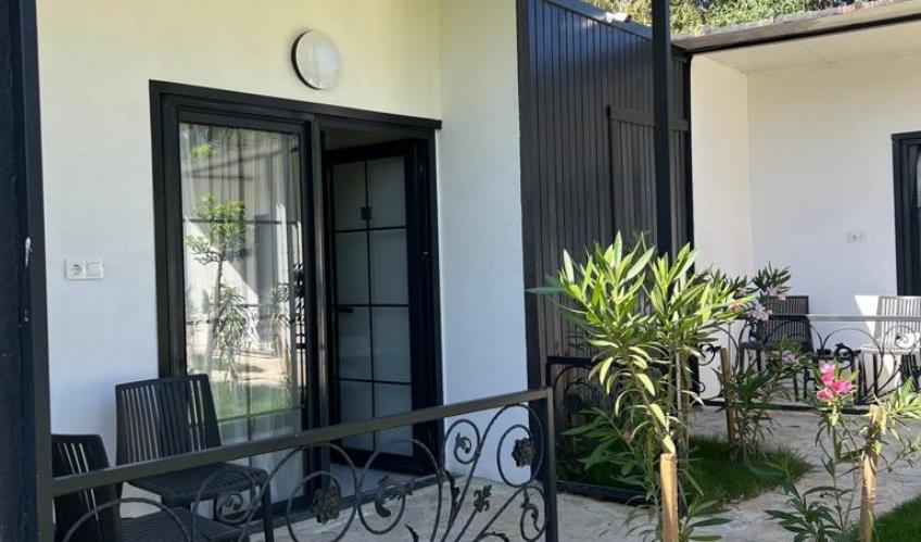 En fazla 3 yetişkin + 1 bebek (0-2 yaş).