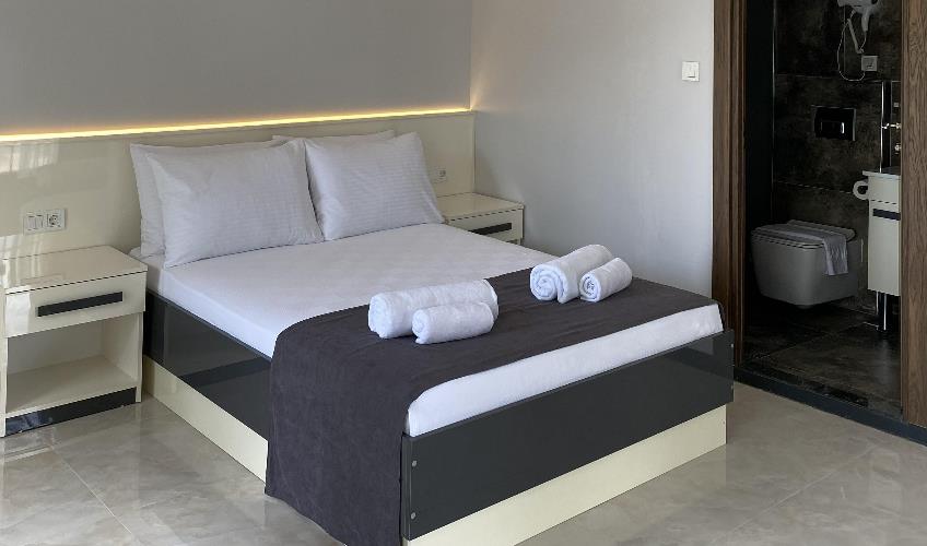 En az 2 yetişkin, En fazla 2 yetişkin + 1 bebek (0-2 yaş).