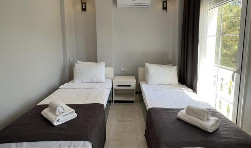 En az 2 yetişkin, En fazla 2 yetişkin + 1 bebek (0-2 yaş).