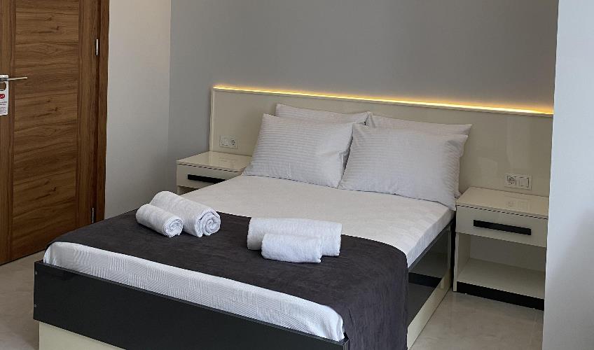 En fazla 3 yetişkin + 1 bebek (0-2 yaş).