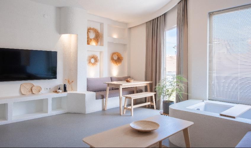 En fazla 4 yetişkin + 1 bebek (0-2 yaş) veya 3 yetişkin + 1 çocuk + 1 bebek (0-2 yaş).