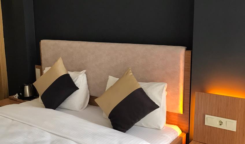 En fazla 2 yetişkin + 1 bebek (0-2 yaş) veya 1 yetişkin + 1 çocuk + 1 bebek (0-2 yaş).