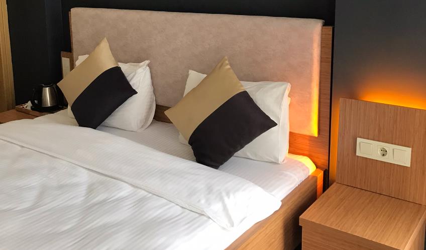 En fazla 2 yetişkin.