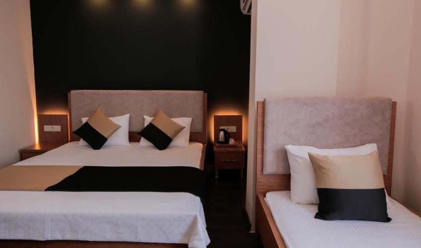 En fazla 3 yetişkin.