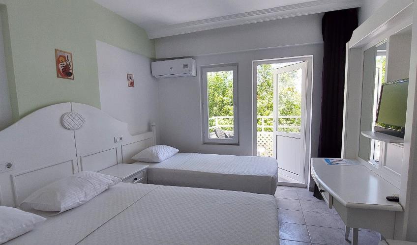 En fazla 3 yetişkin veya 2 yetişkin + 1 çocuk.