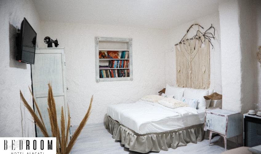 En fazla 3 yetişkin.