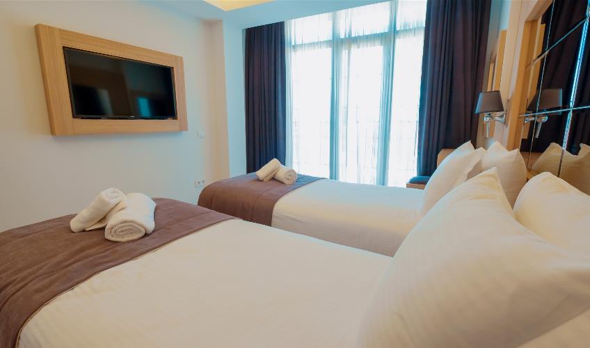 En fazla 2 yetişkin + 1 bebek (0-2 yaş).