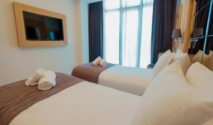 En fazla 2 yetişkin + 1 bebek (0-2 yaş).