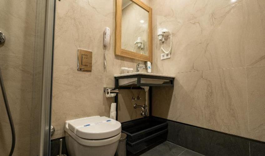 En az 2 yetişkin, En fazla 3 yetişkin + 1 bebek (0-2 yaş).