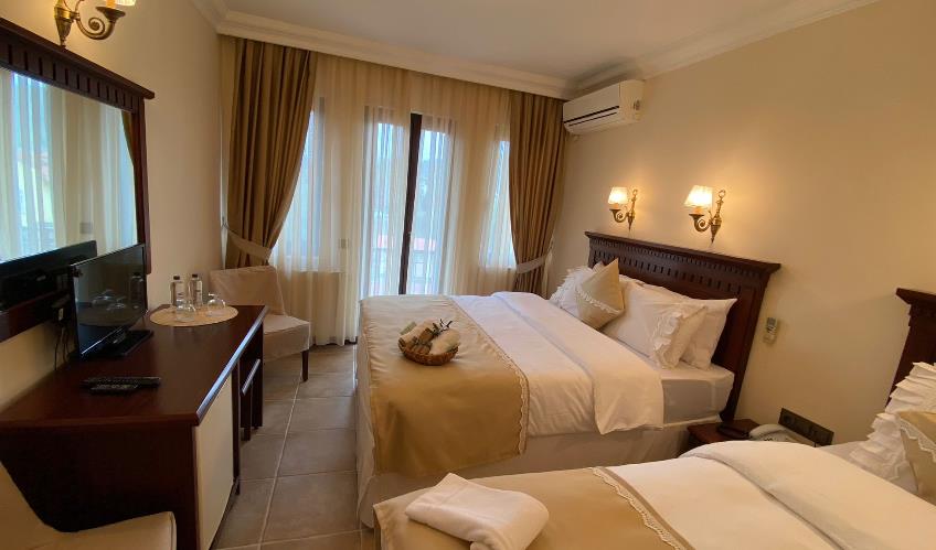 En fazla 3 yetişkin.