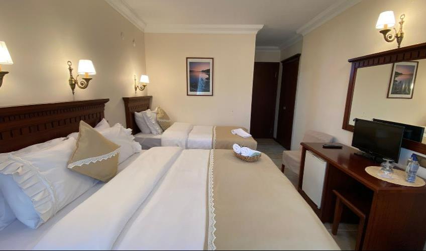 En fazla 3 yetişkin.