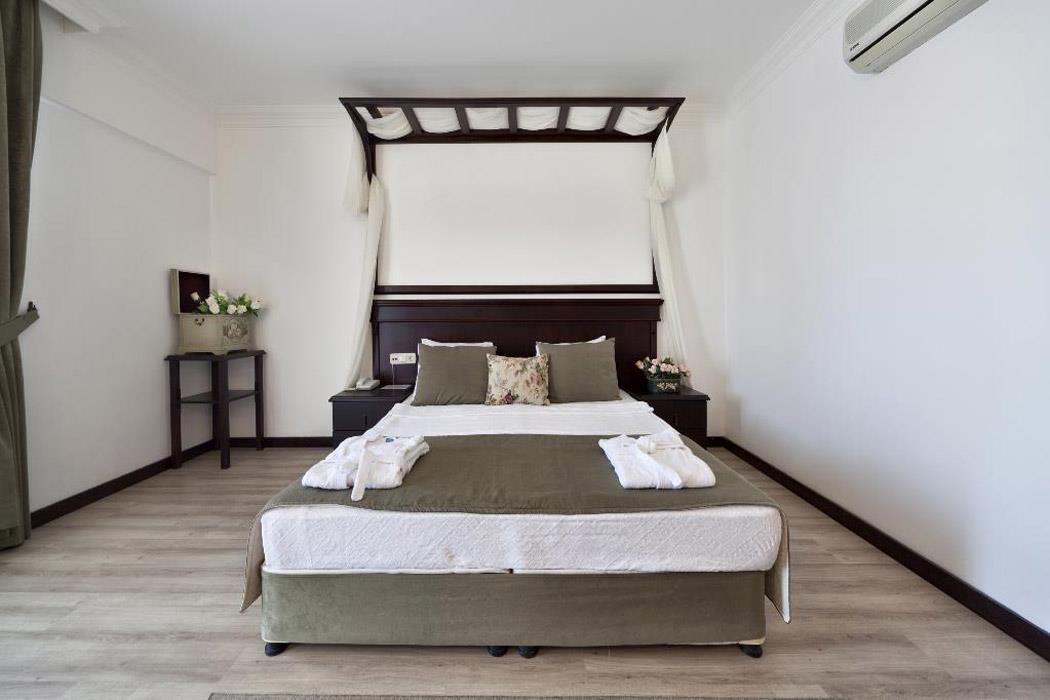 En fazla 3 yetişkin + 1 bebek (0-2 yaş) veya 2 yetişkin + 1 çocuk + 1 bebek (0-2 yaş).