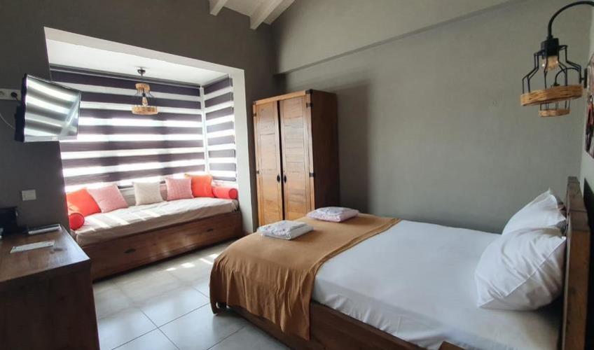 En fazla 2 yetişkin.