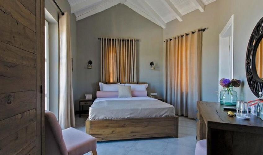 En fazla 2 yetişkin + 1 bebek (0-2 yaş).