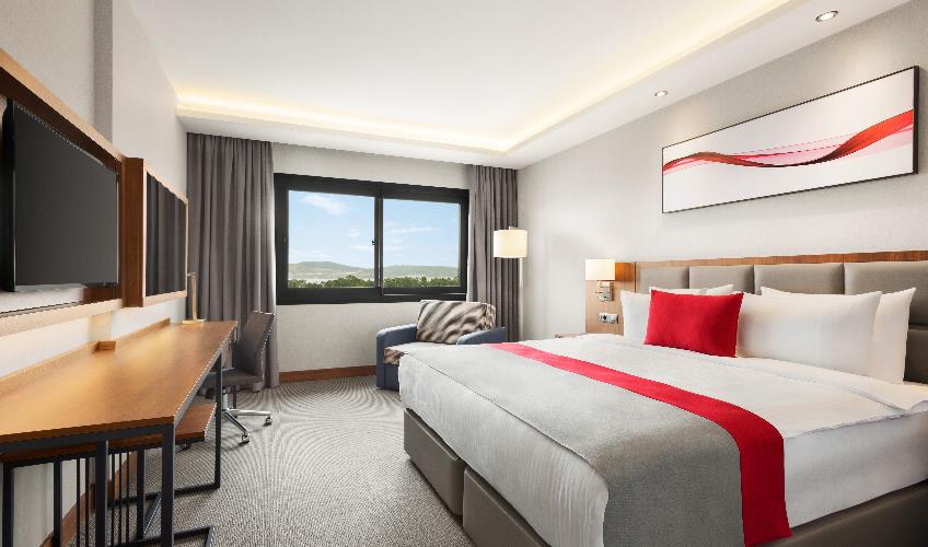 En fazla 2 yetişkin + 1 bebek (0-2 yaş).