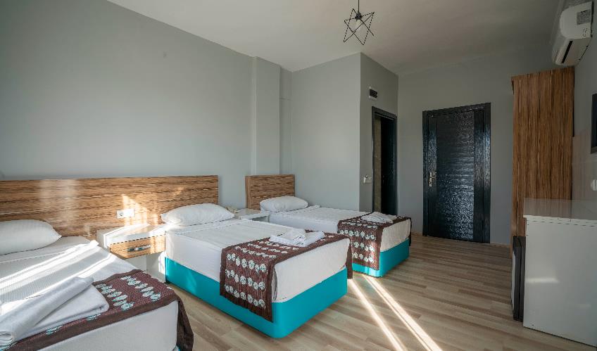 En fazla 3 yetişkin veya 2 yetişkin + 1 çocuk.