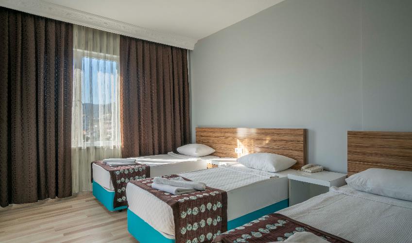 En fazla 3 yetişkin.