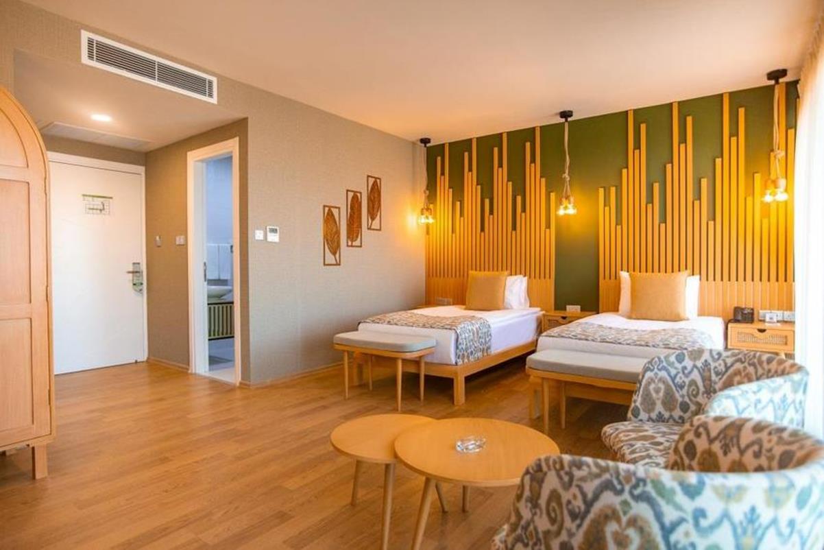 En fazla 3 yetişkin veya 2 yetişkin + 1 çocuk.