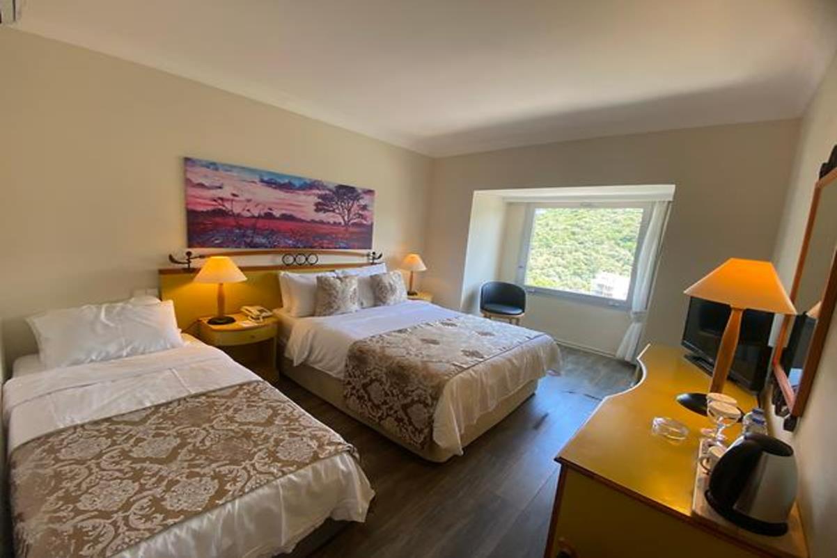 En fazla 3 yetişkin veya 2 yetişkin + 1 çocuk.