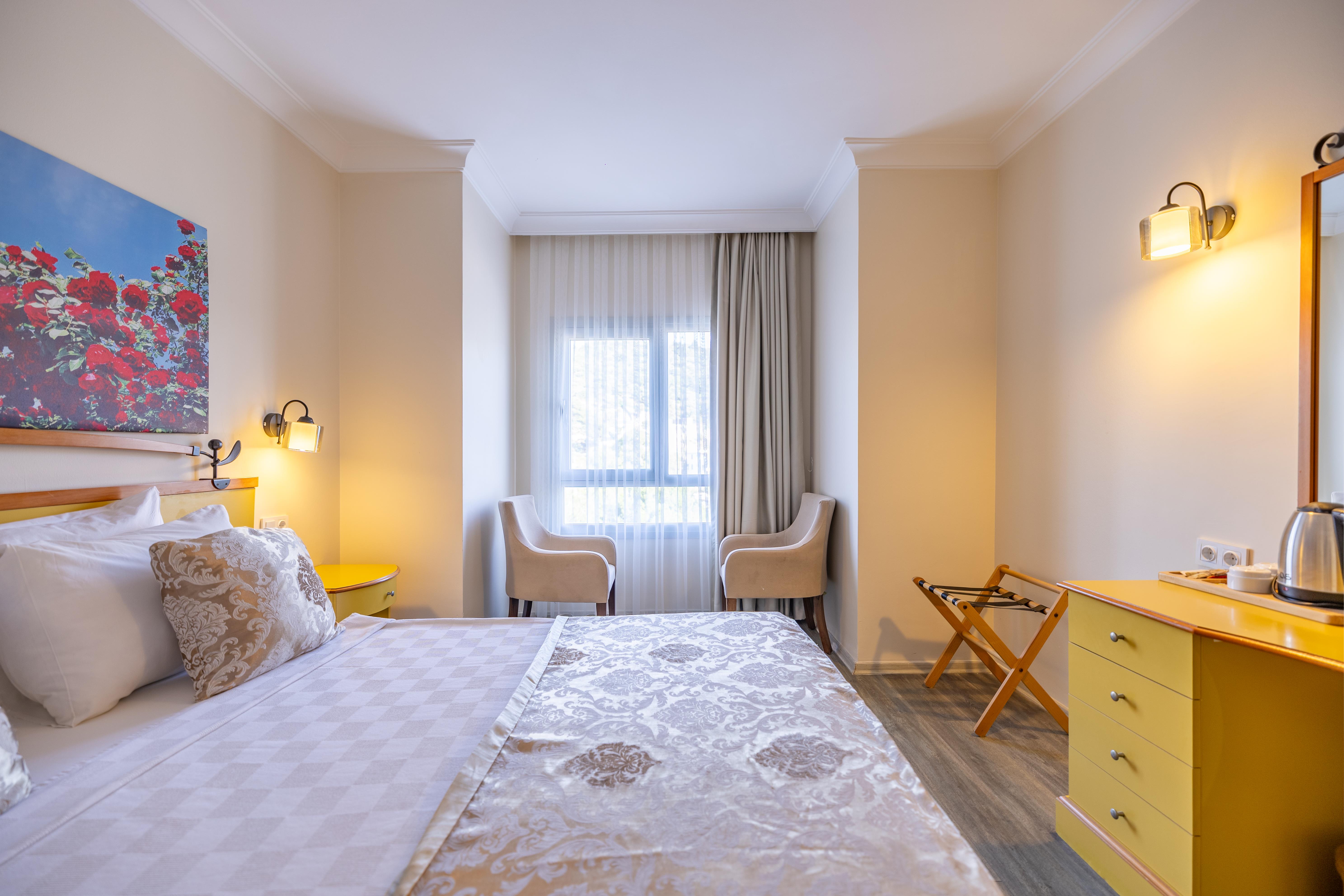 En fazla 3 yetişkin veya 2 yetişkin + 1 çocuk.