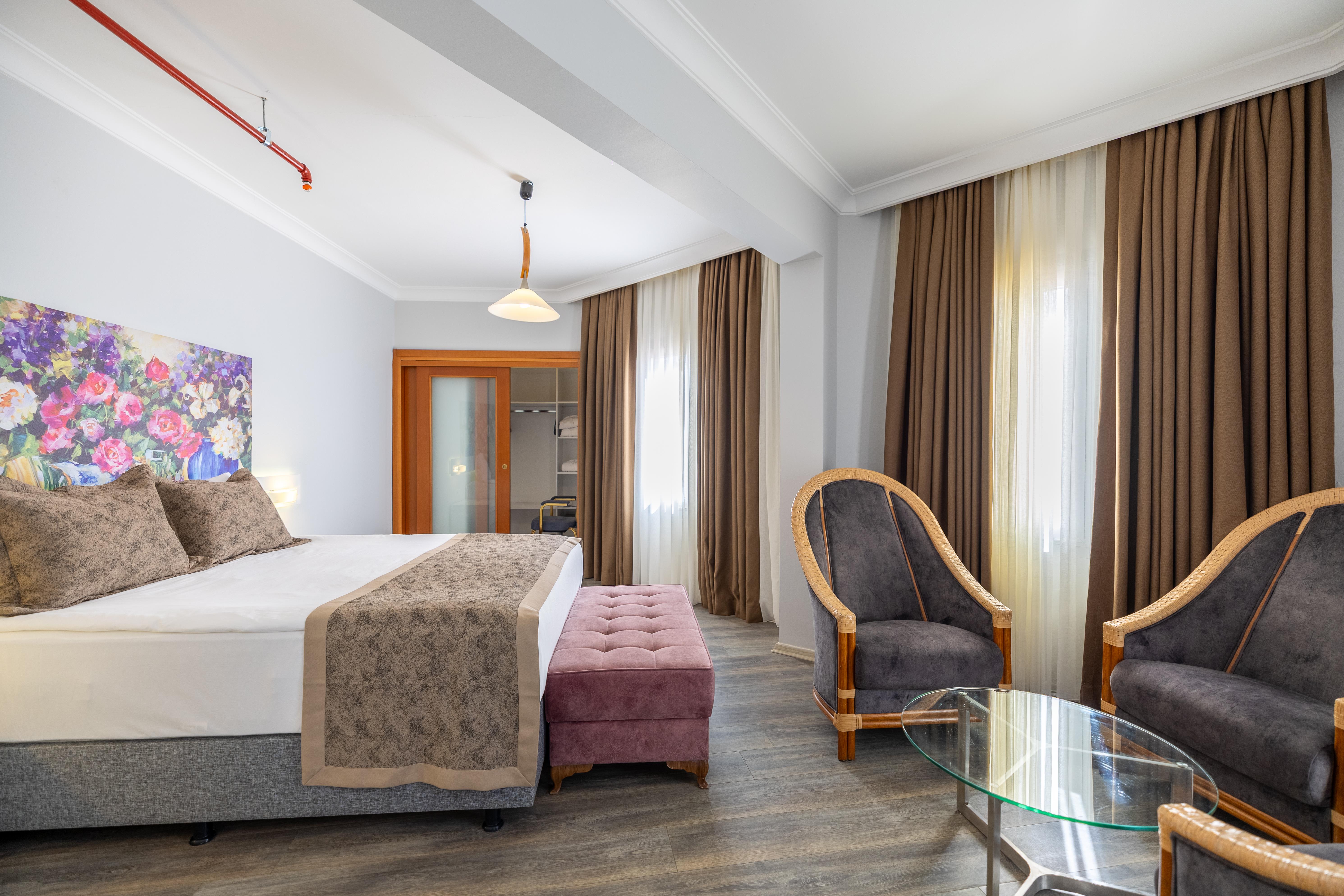 En az 2 yetişkin, En fazla 4 yetişkin veya 3 yetişkin + 1 çocuk.