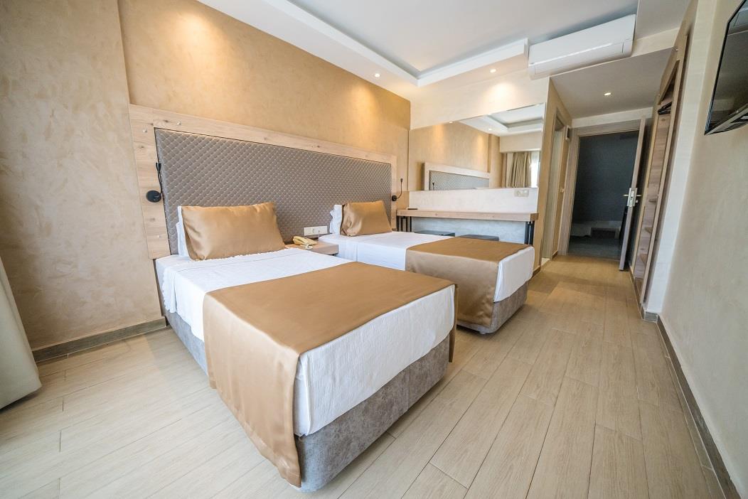 En fazla 3 yetişkin veya 2 yetişkin + 1 çocuk.