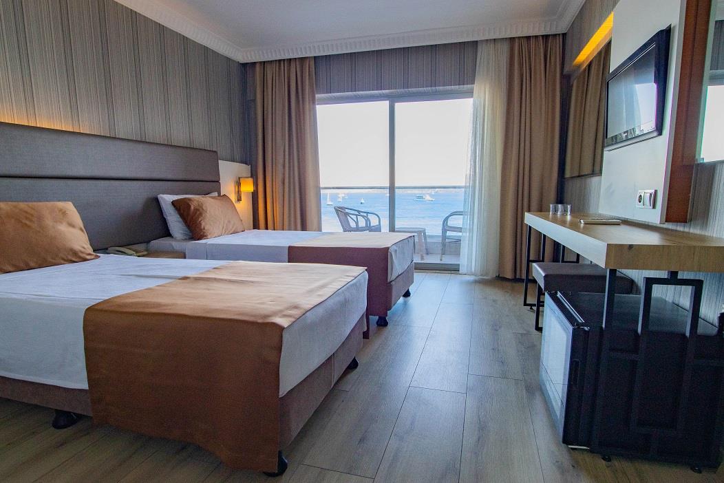 En fazla 3 yetişkin veya 2 yetişkin + 1 çocuk.