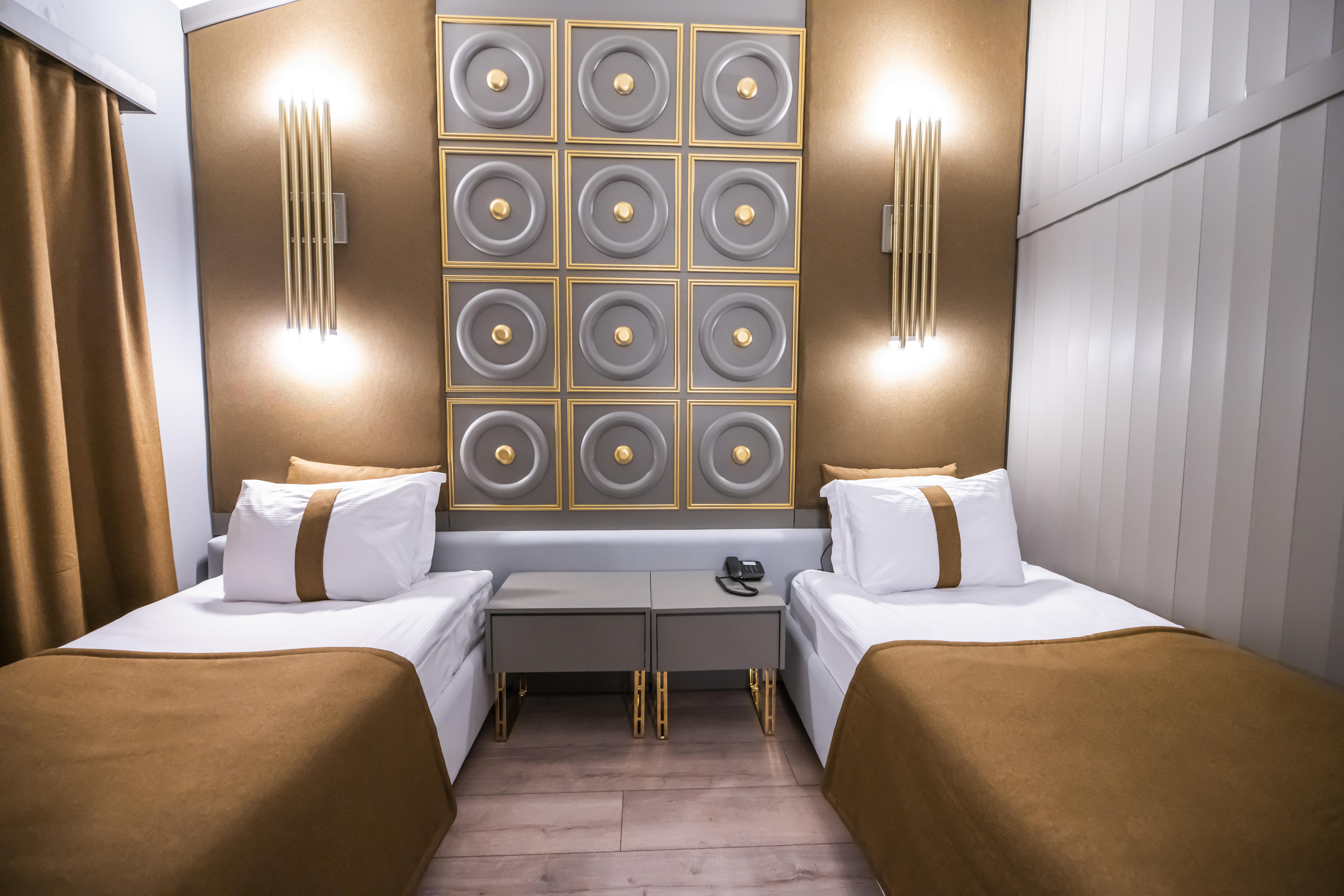 En az 2 yetişkin, En fazla 4 yetişkin veya 3 yetişkin + 1 çocuk.