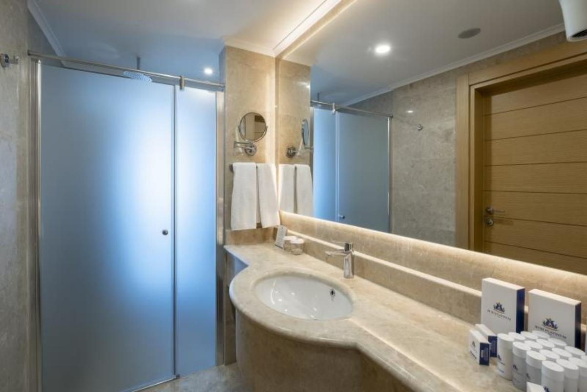 En fazla 2 yetişkin veya 1 yetişkin + 1 çocuk.