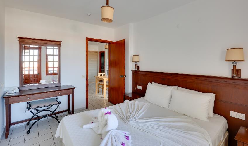 En fazla 4 yetişkin + 1 çocuk + 1 bebek (0-2 yaş) veya 3 yetişkin + 1 çocuk + 1 bebek (0-2 yaş).