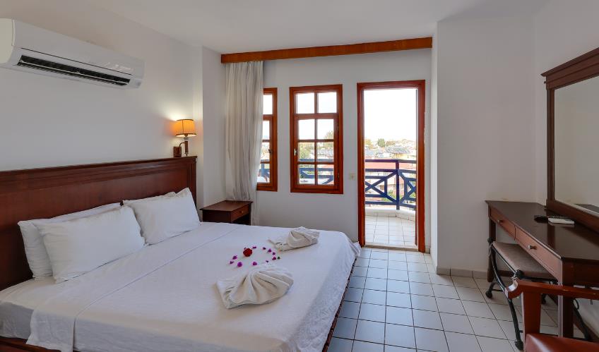 En fazla 2 yetişkin + 1 bebek (0-2 yaş).