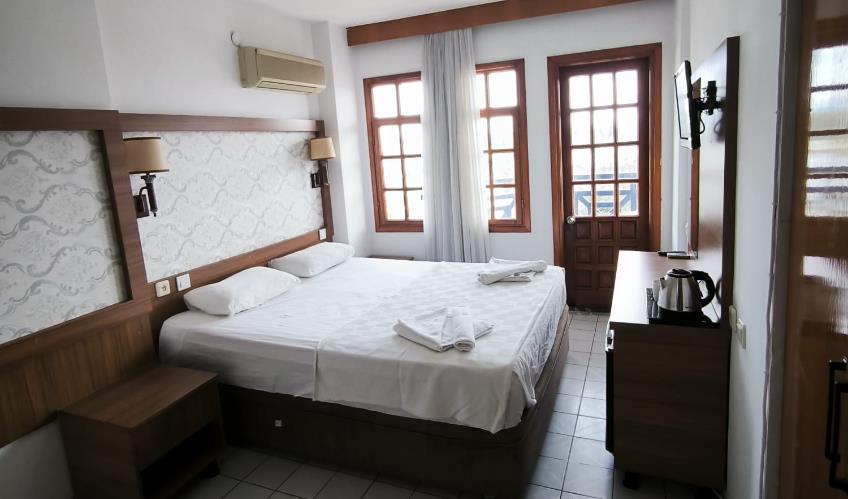 En fazla 3 yetişkin + 1 bebek (0-2 yaş).