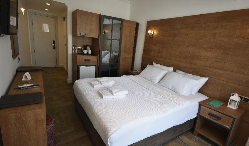 En fazla 2 yetişkin.