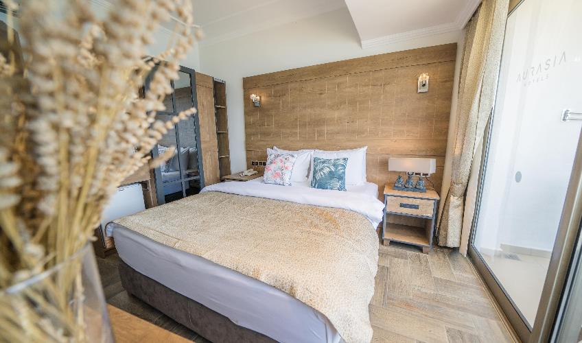 En fazla 3 yetişkin veya 2 yetişkin + 1 çocuk.