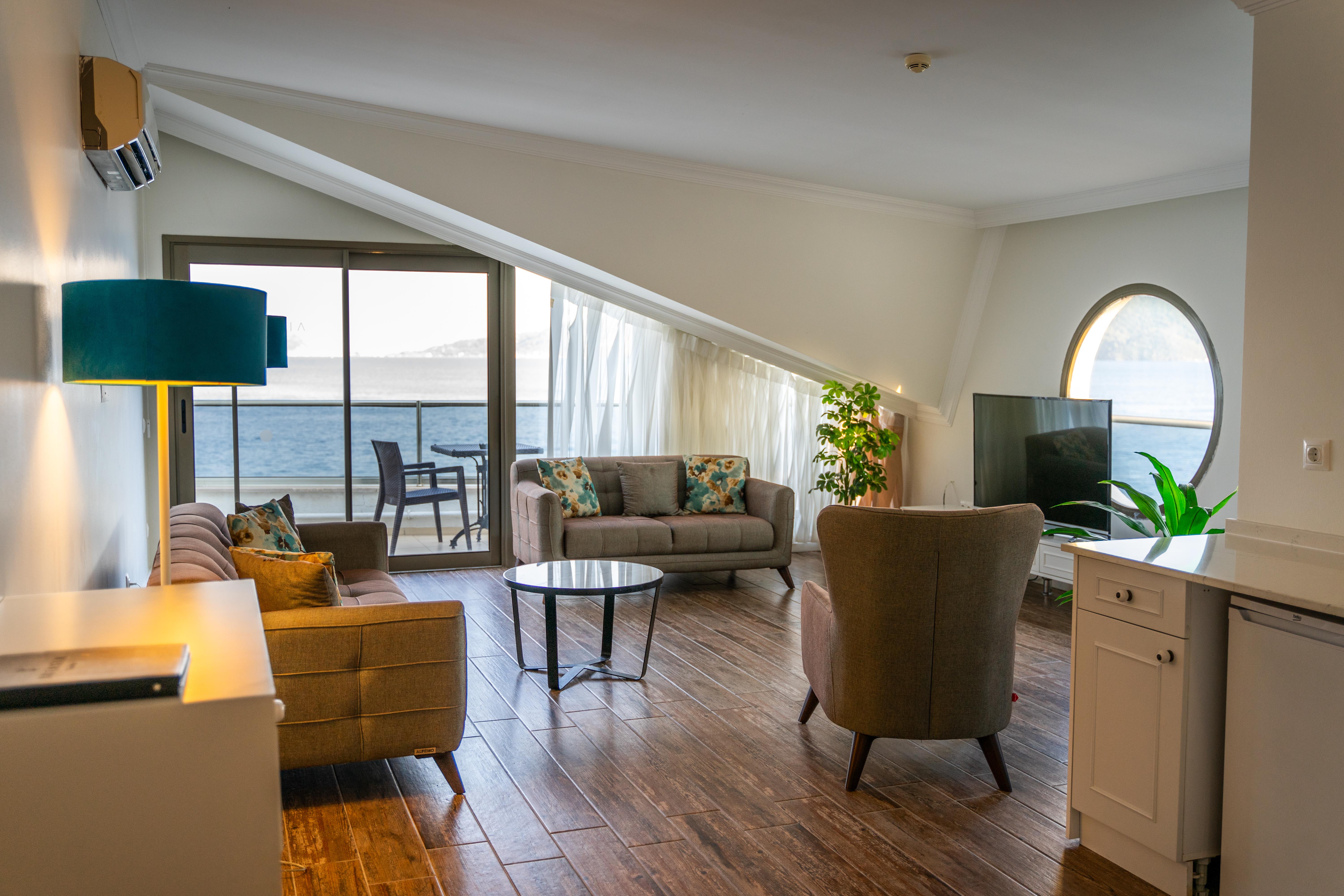 En fazla 4 yetişkin veya 3 yetişkin + 1 çocuk.