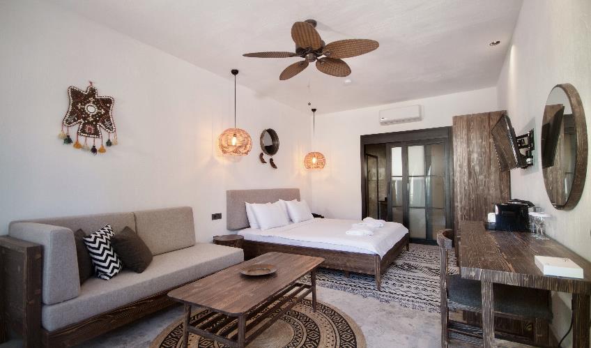 En fazla 2 yetişkin + 1 çocuk + 1 bebek (0-2 yaş) veya 1 yetişkin + 1 çocuk + 1 bebek (0-2 yaş).