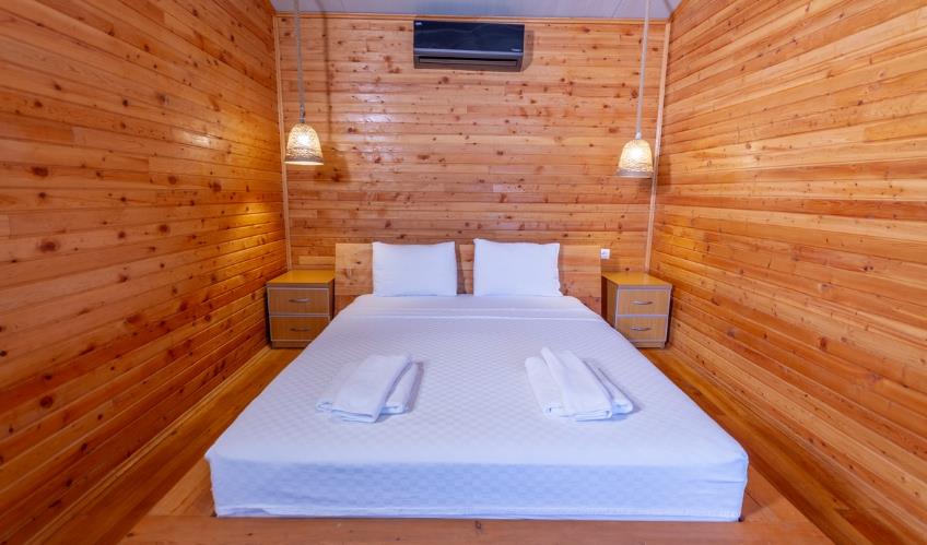 En fazla 3 yetişkin + 2 çocuk + 1 bebek (0-2 yaş) veya 2 yetişkin + 2 çocuk + 1 bebek (0-2 yaş).