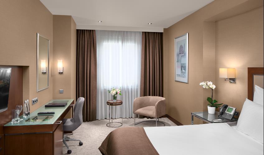 En fazla 4 yetişkin + 1 bebek (0-2 yaş) veya 3 yetişkin + 1 çocuk + 1 bebek (0-2 yaş).