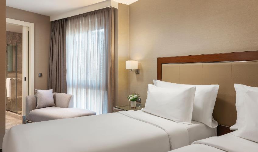 En fazla 2 yetişkin + 1 bebek (0-2 yaş) veya 1 yetişkin + 1 çocuk + 1 bebek (0-2 yaş).