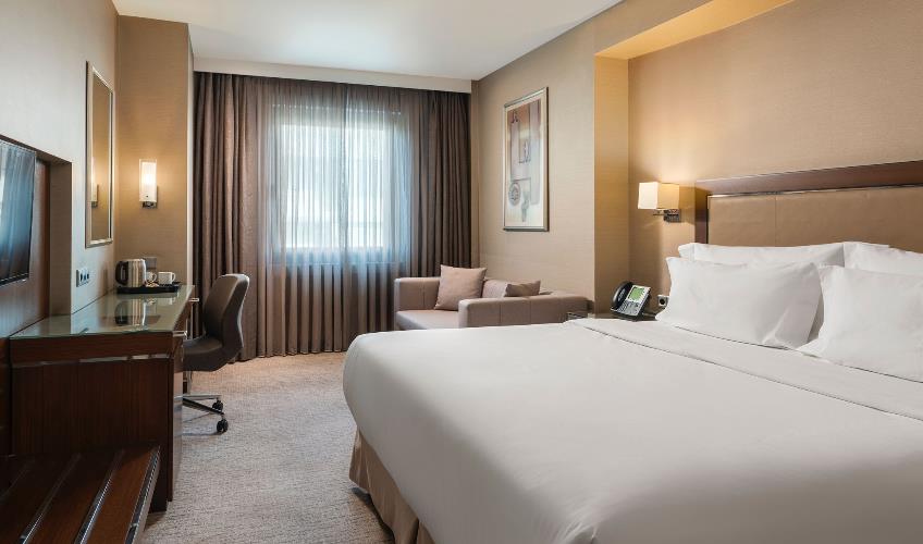 En fazla 3 yetişkin + 1 bebek (0-2 yaş) veya 2 yetişkin + 1 çocuk + 1 bebek (0-2 yaş).