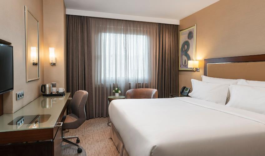 En fazla 2 yetişkin + 1 bebek (0-2 yaş).