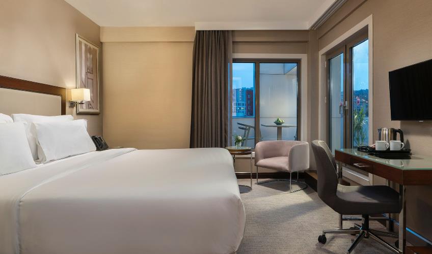 En fazla 4 yetişkin + 1 bebek (0-2 yaş) veya 3 yetişkin + 1 çocuk + 1 bebek (0-2 yaş).