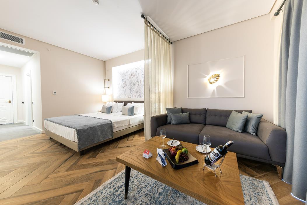 En fazla 3 yetişkin.