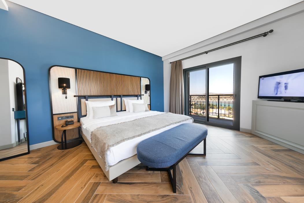 En fazla 3 yetişkin.